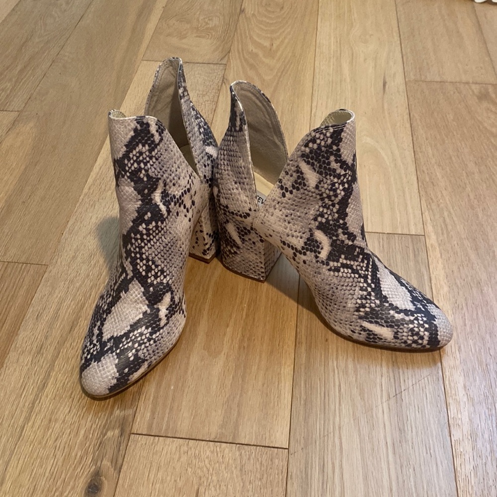 Steve Madden snakeskin boot size 9